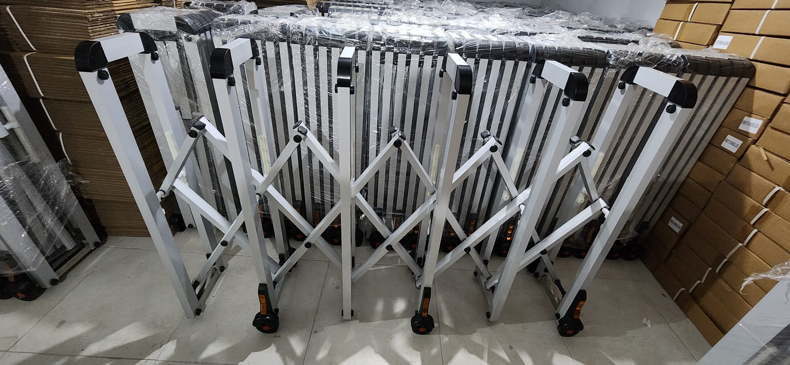 HCA Limited ProFold 120 alüminyum gövdeli akordiyon bariyer, taşınabilir ve sabit kullanıma uygun, modüler yapıda, tekerlekli güvenlik bariyeri.