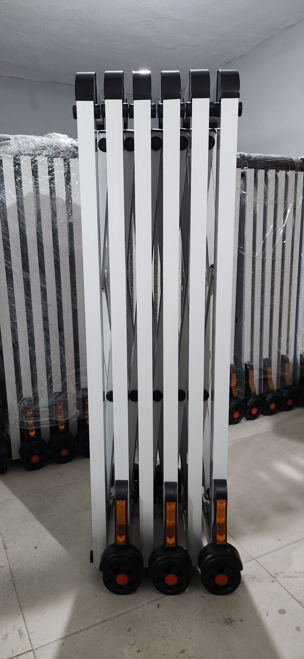 HCA Limited ProFold 120 alüminyum gövdeli akordiyon bariyer, taşınabilir ve sabit kullanıma uygun, modüler yapıda, tekerlekli güvenlik bariyeri.